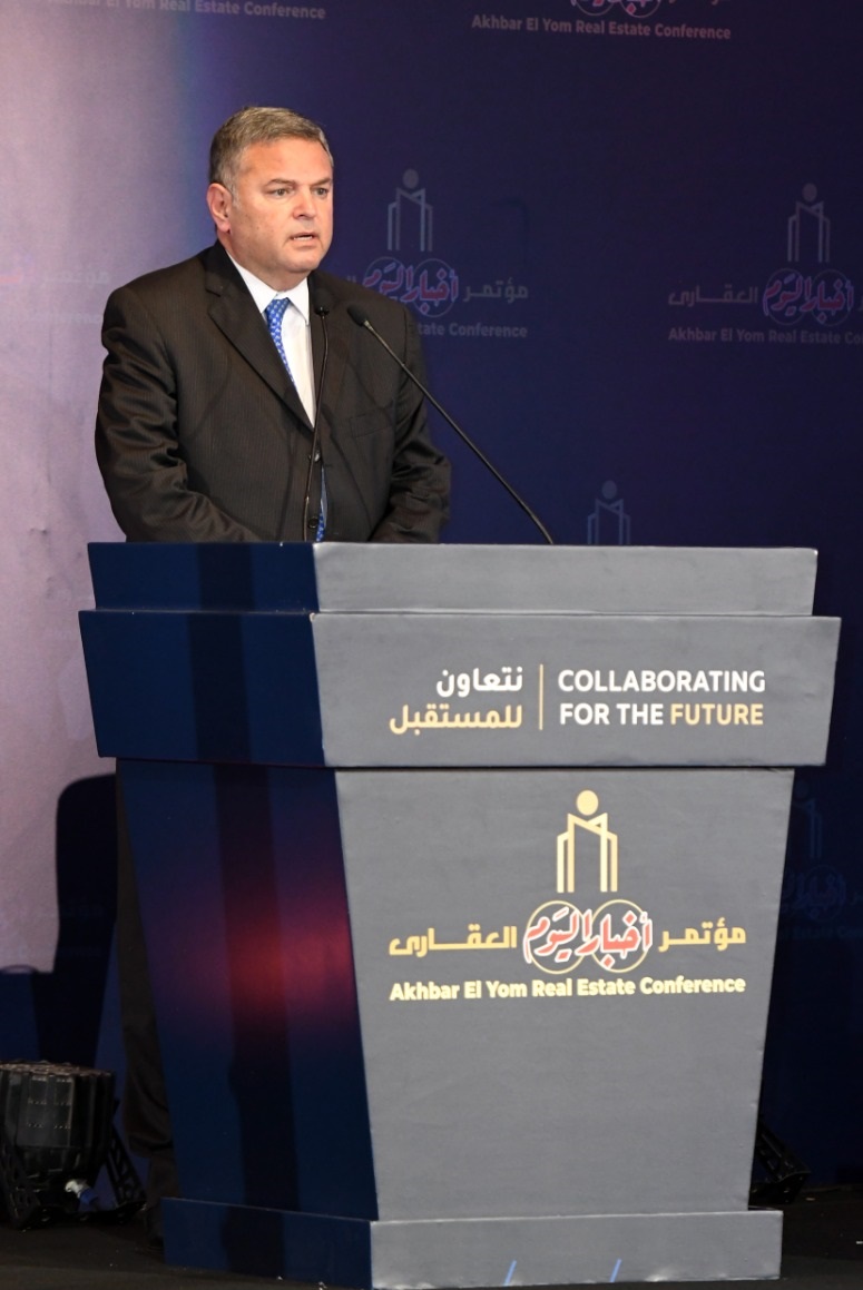 السيد/ هشام توفيق وزير قطاع الأعمال العام خلال افتتاح مؤتمر "أخبار اليوم" العقاري